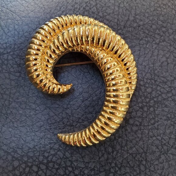 Vintage Monet Modernist Overlay Swirl Gold Tone Brooch - Picture 2 of 10